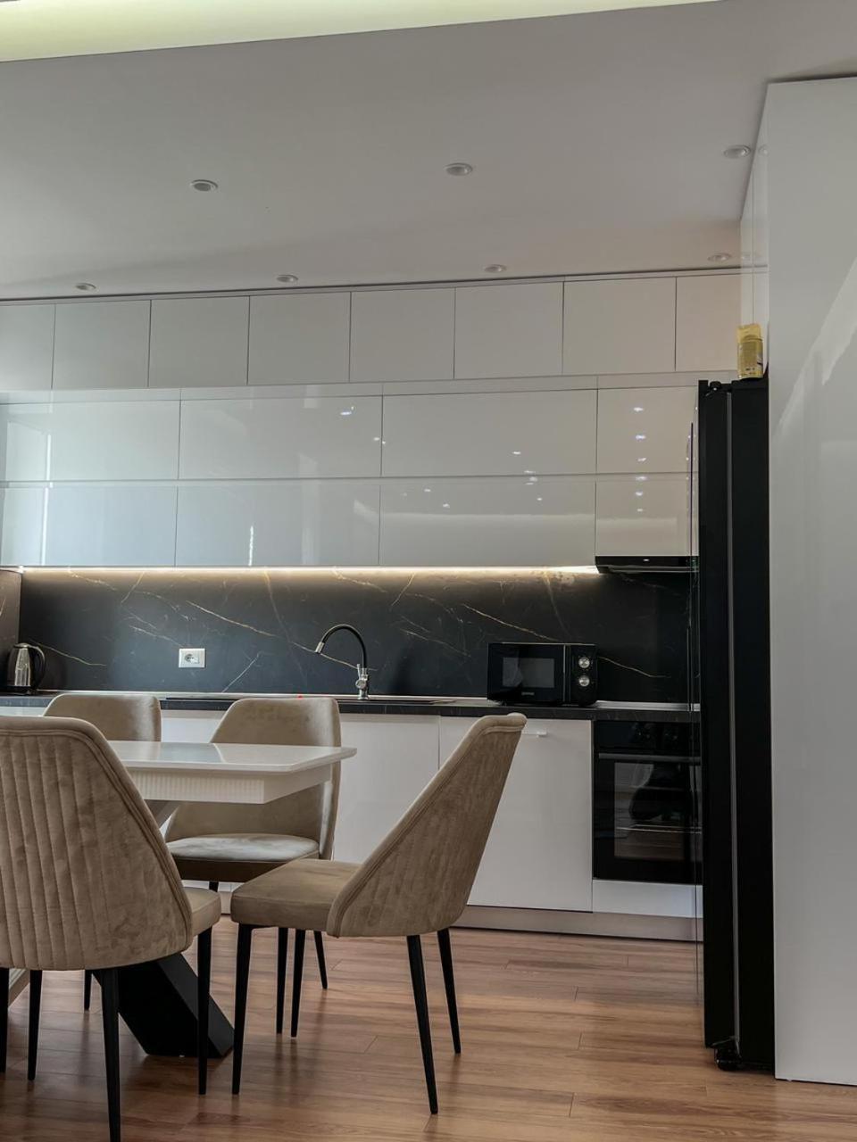 Lux Apartment At Arlis Tirana Eksteriør billede