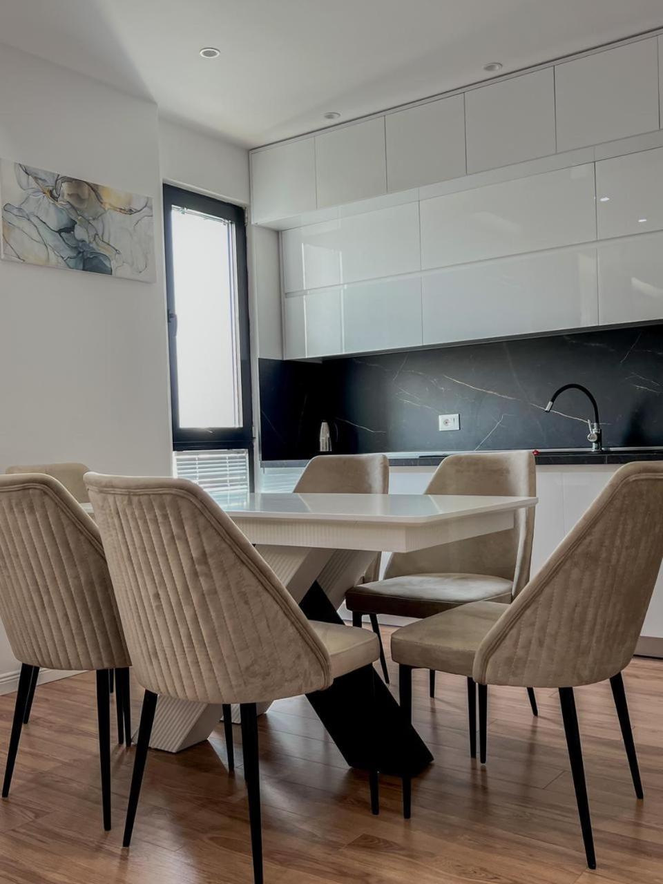 Lux Apartment At Arlis Tirana Eksteriør billede