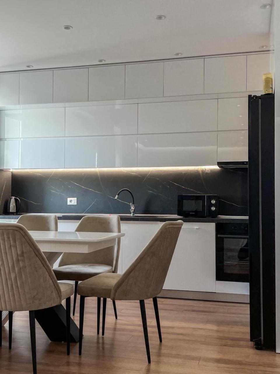 Lux Apartment At Arlis Tirana Eksteriør billede