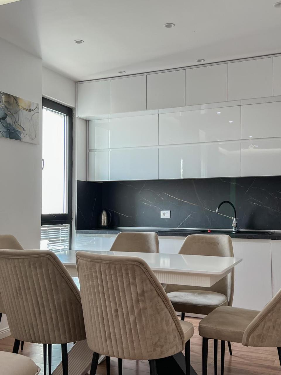 Lux Apartment At Arlis Tirana Eksteriør billede