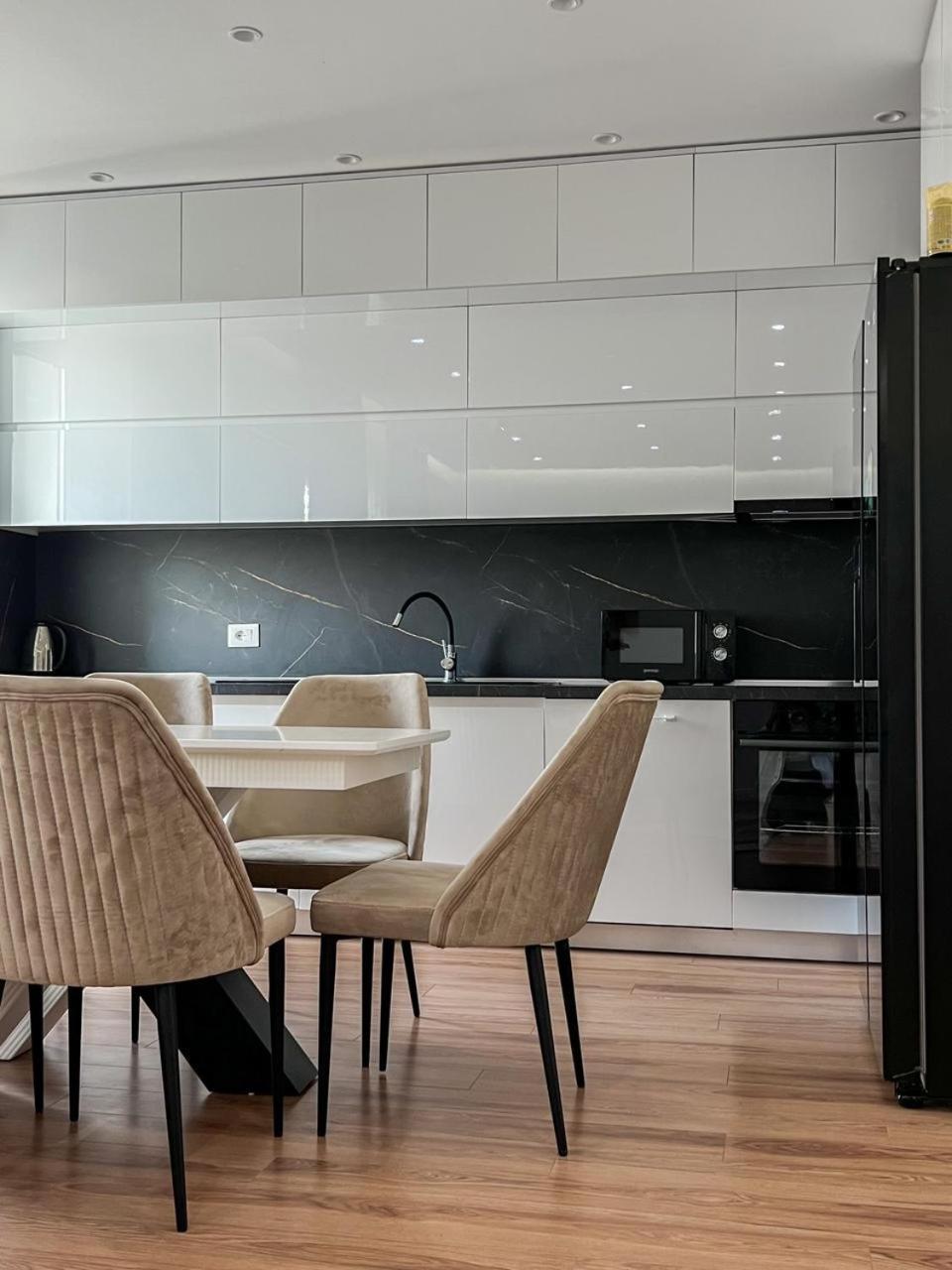 Lux Apartment At Arlis Tirana Eksteriør billede